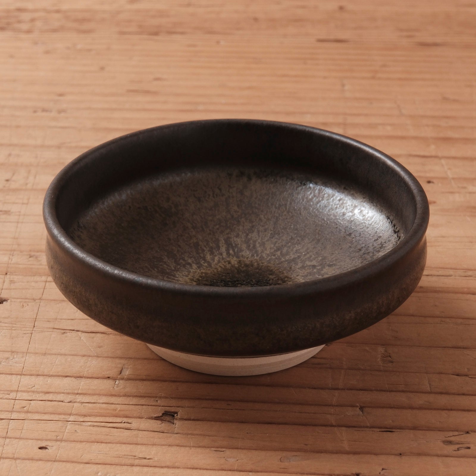 津高和一作品　黒とベージュの陶器皿 約14cm 北側 雄一 ] 窯変黒釉 切立豆皿 – 菜じみ(なじみ) 日本の陶器や磁器