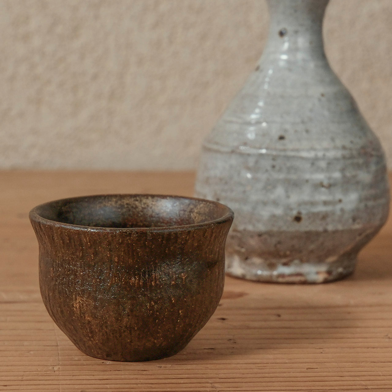 出口 結莉 ] 陶胎漆器 ぐい呑み-黒 – 菜じみ-najimi- 日本の陶器や磁器