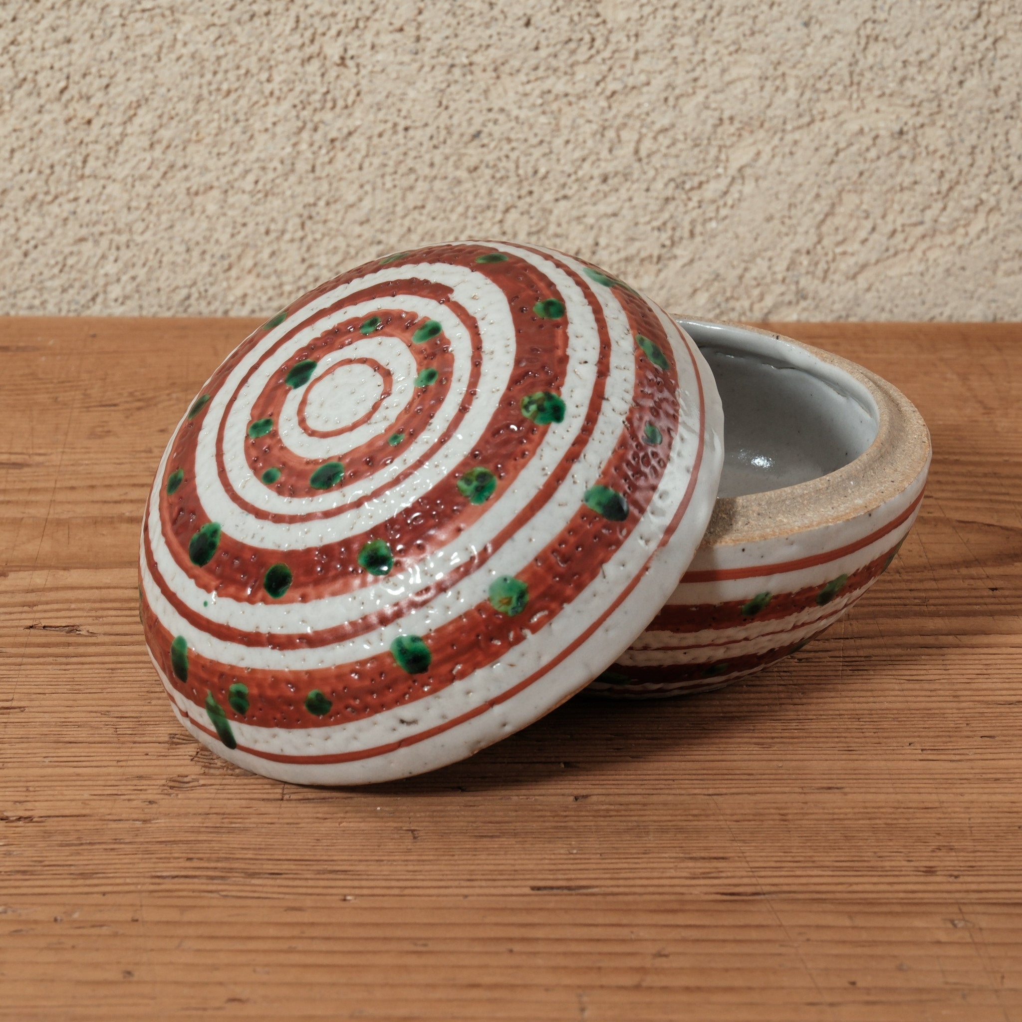 益子作家　松原直之さんの梅花皮赤絵手つき鉢。白地に赤絵が楽しい器です。 松原 直之 | ゴブレット 鉄絵・赤絵(益子焼)03 | d.Agora – 菜じみ