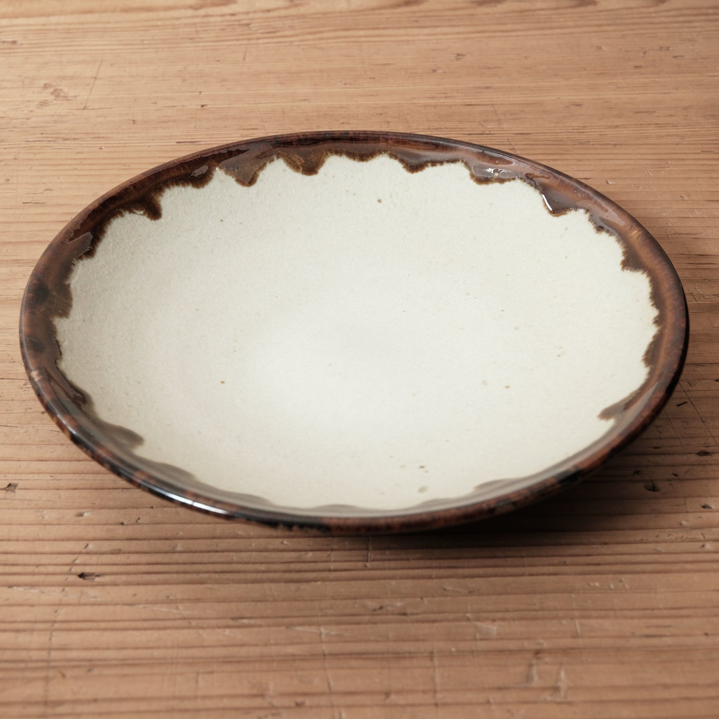 [ 村澤 享 ] 波縁取り7寸・中皿 飴糠釉 - 益子焼