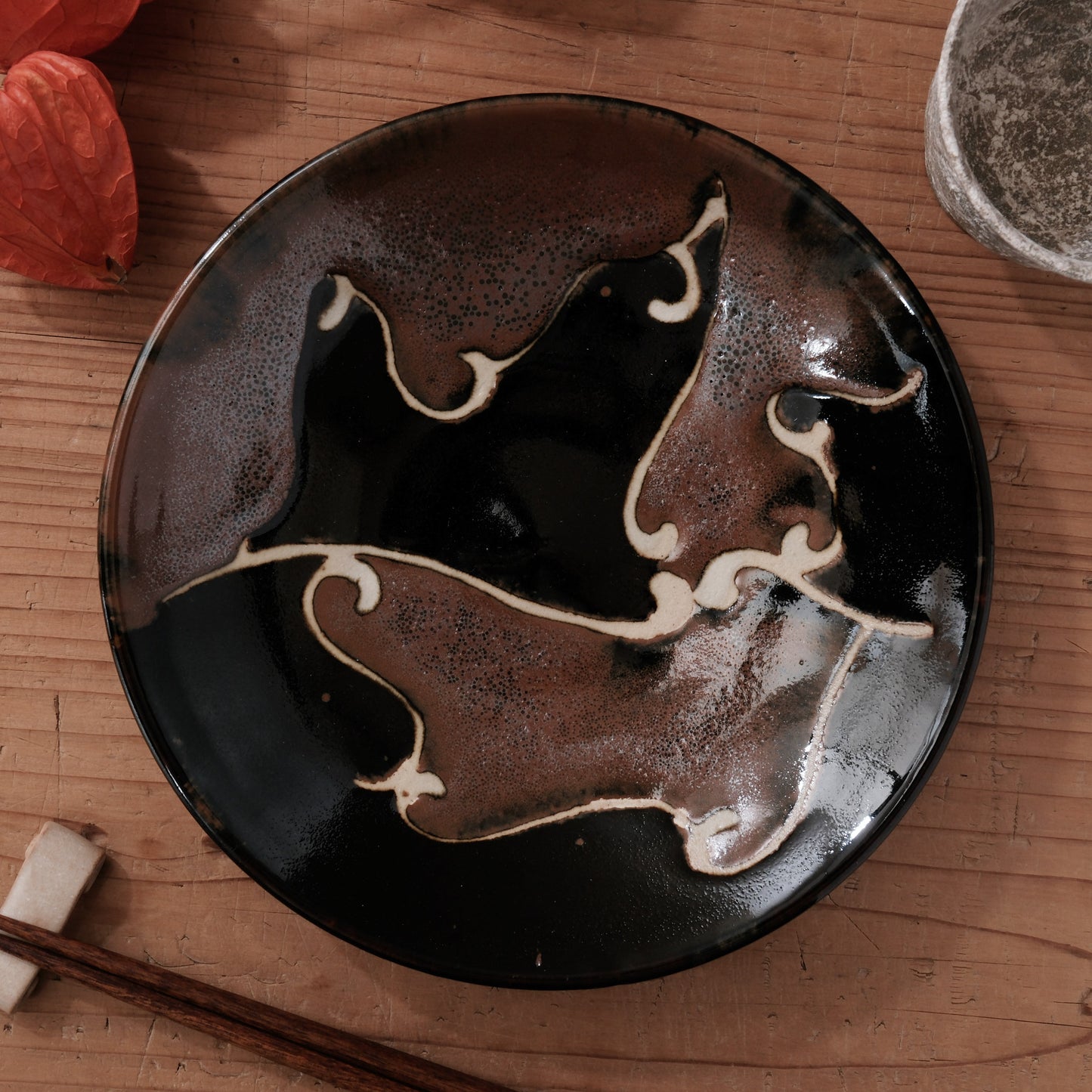 [ 村澤 享 ] 柿釉抜絵7寸・中皿② - 益子焼