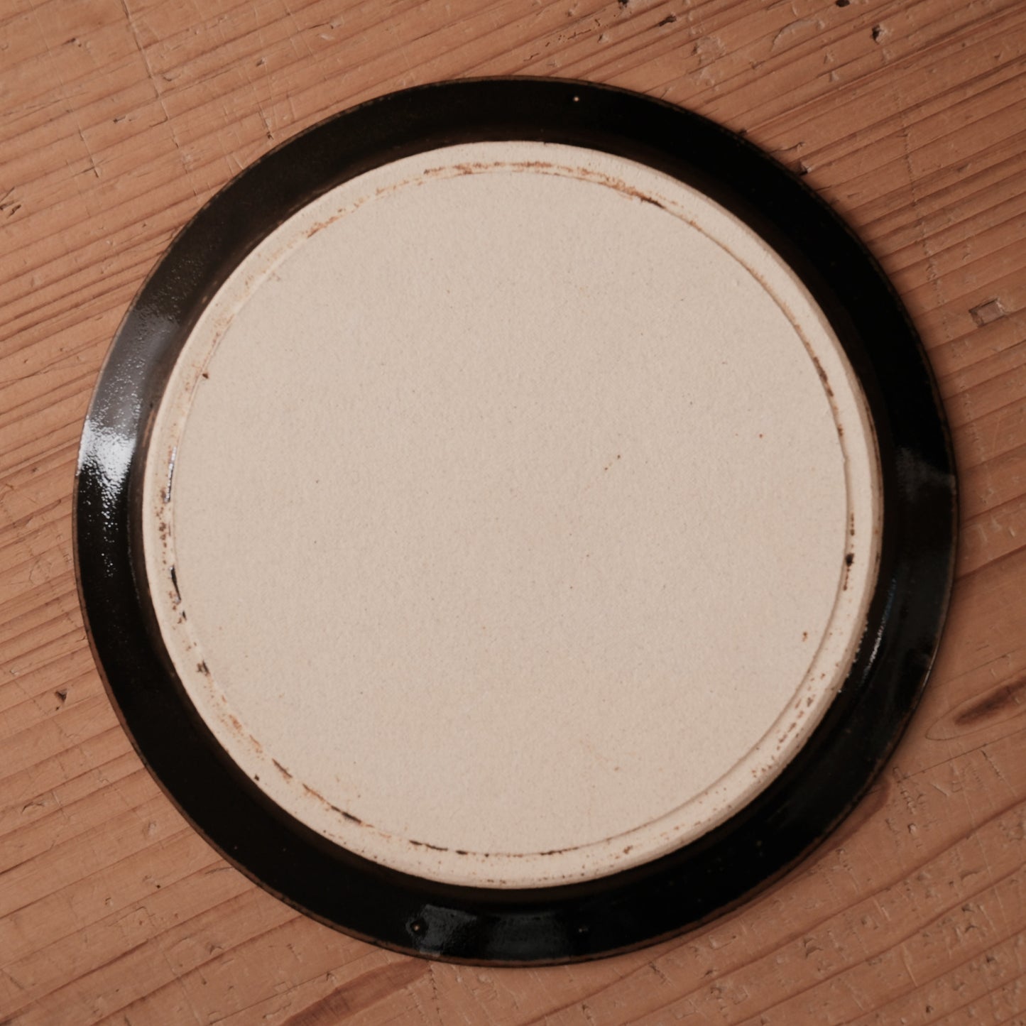 [ 村澤 享 ] 波縁取り7寸・中皿 柿黒釉 - 益子焼