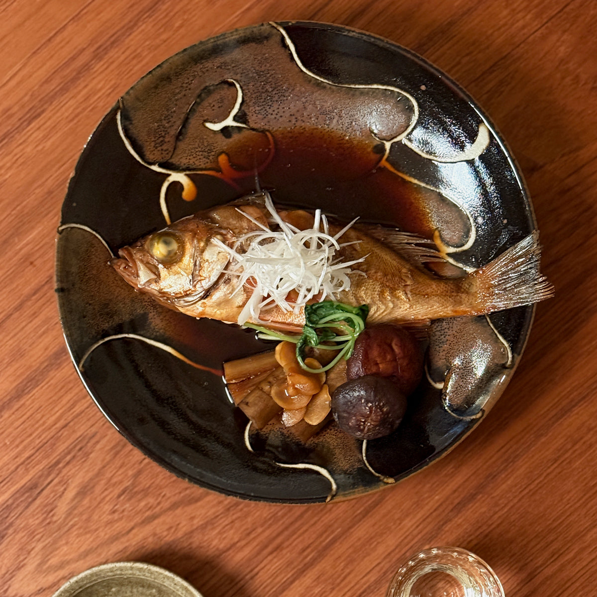 [ 村澤 享 ] 柿釉抜絵9寸・大皿 - 益子焼