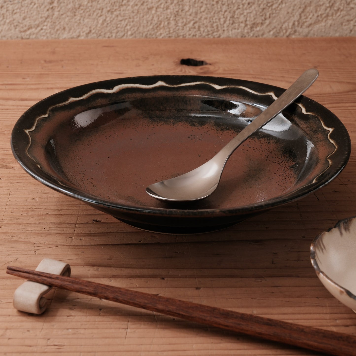 [ 村澤 享 ] 波縁取り8寸・大鉢 柿黒釉 - 益子焼