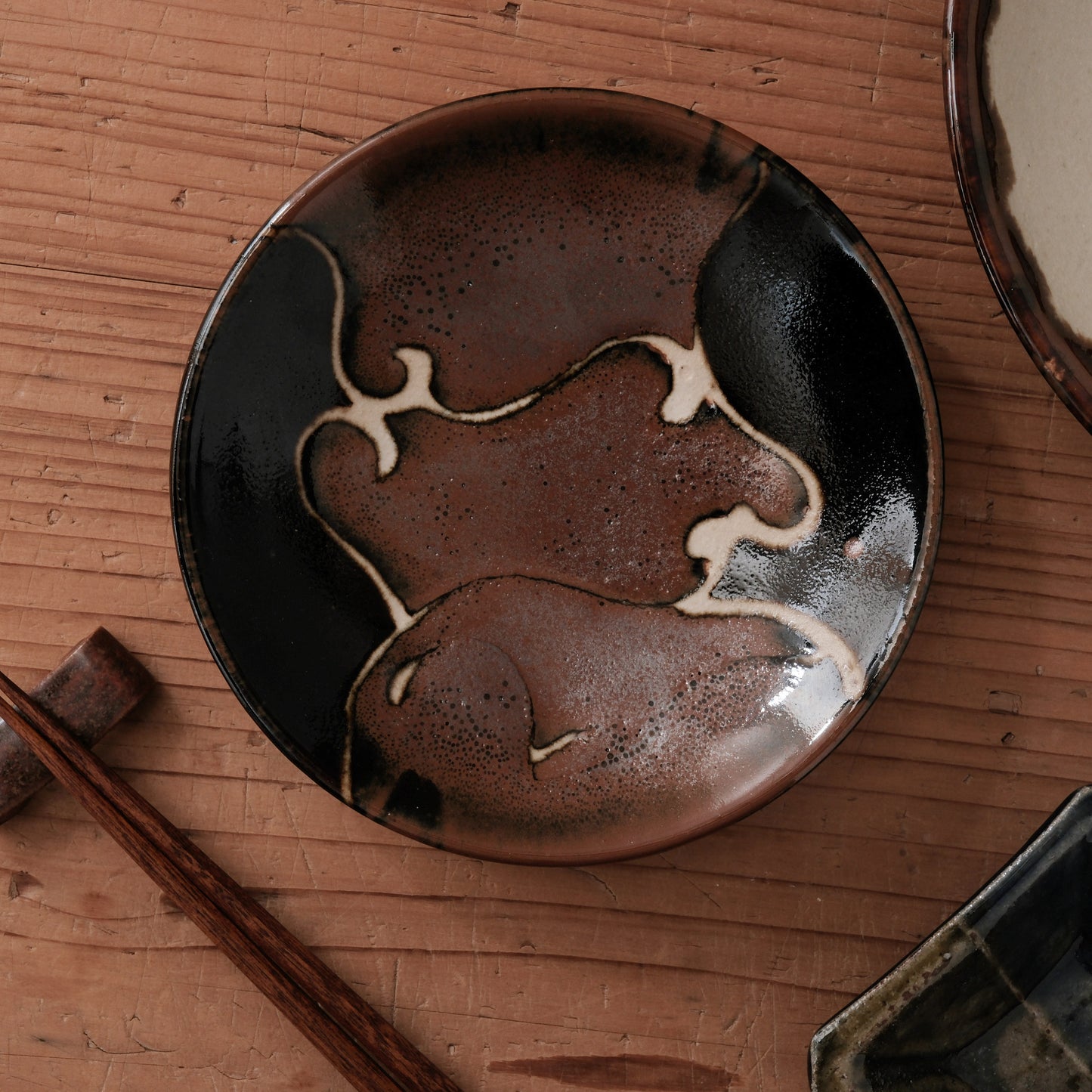 [ 村澤 享 ] 柿釉抜絵5寸・中皿②- 益子焼