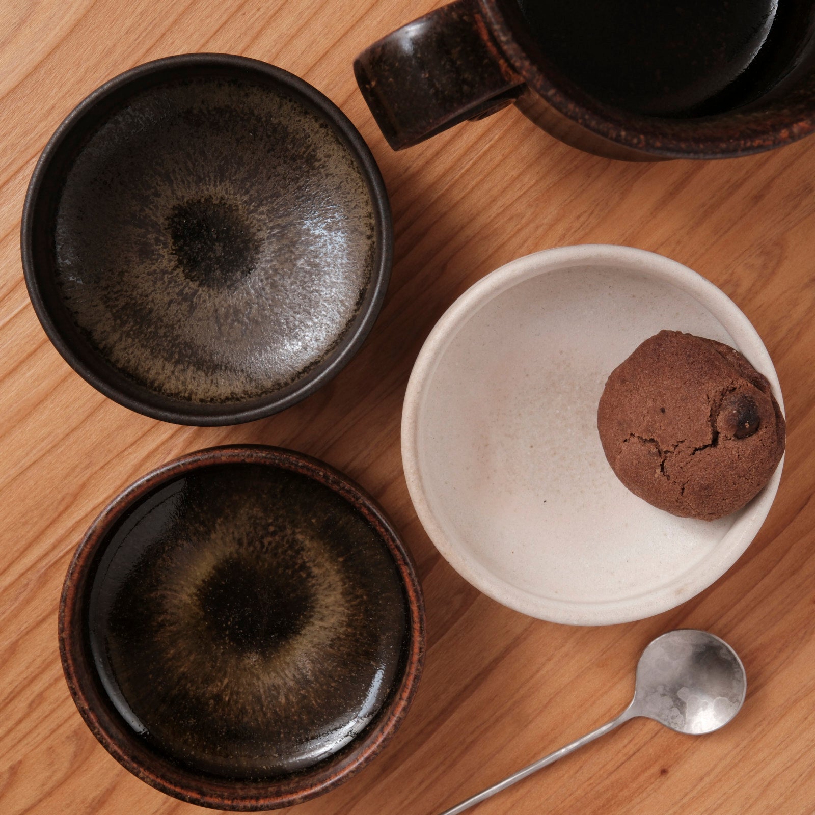 津高和一作品　黒とベージュの陶器皿 約14cm 北側 雄一 ] 窯変黒釉 切立豆皿 – 菜じみ(なじみ) 日本の陶器や磁器