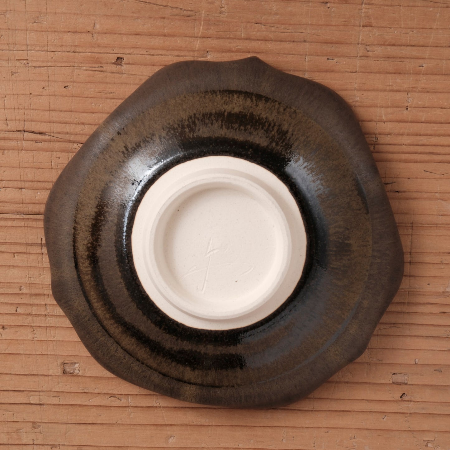 [ 北側 雄一 ] 平向付（稜花３弁） 窯変黒釉