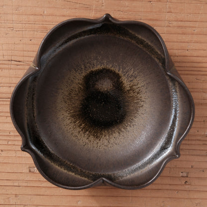 [ 北側 雄一 ] 平向付（稜花３弁） 窯変黒釉