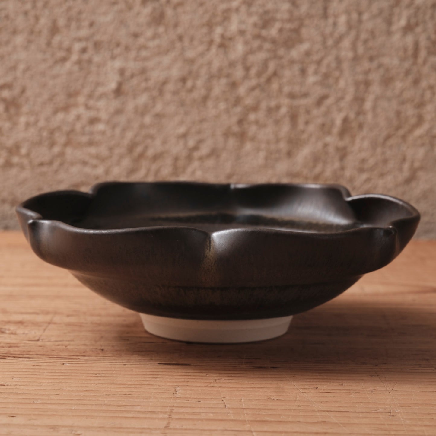 [ 北側 雄一 ] 平向付（稜花３弁） 窯変黒釉