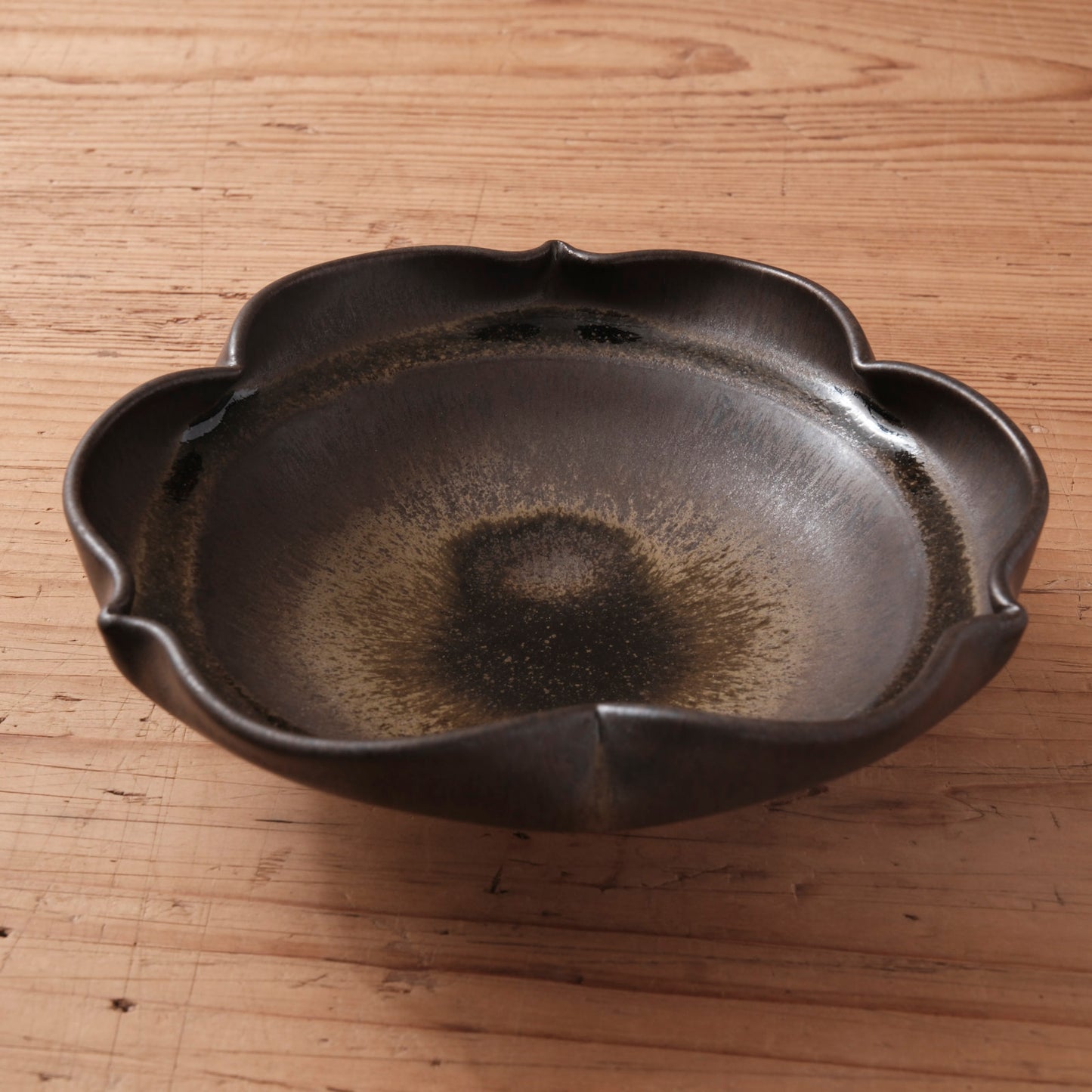 [ 北側 雄一 ] 平向付（稜花３弁） 窯変黒釉