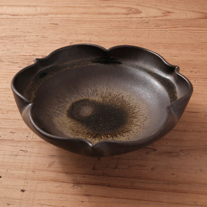 [ 北側 雄一 ] 平向付（稜花３弁） 窯変黒釉