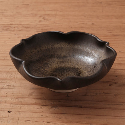 [ 北側 雄一 ] 小付（稜花3弁） 窯変黒釉