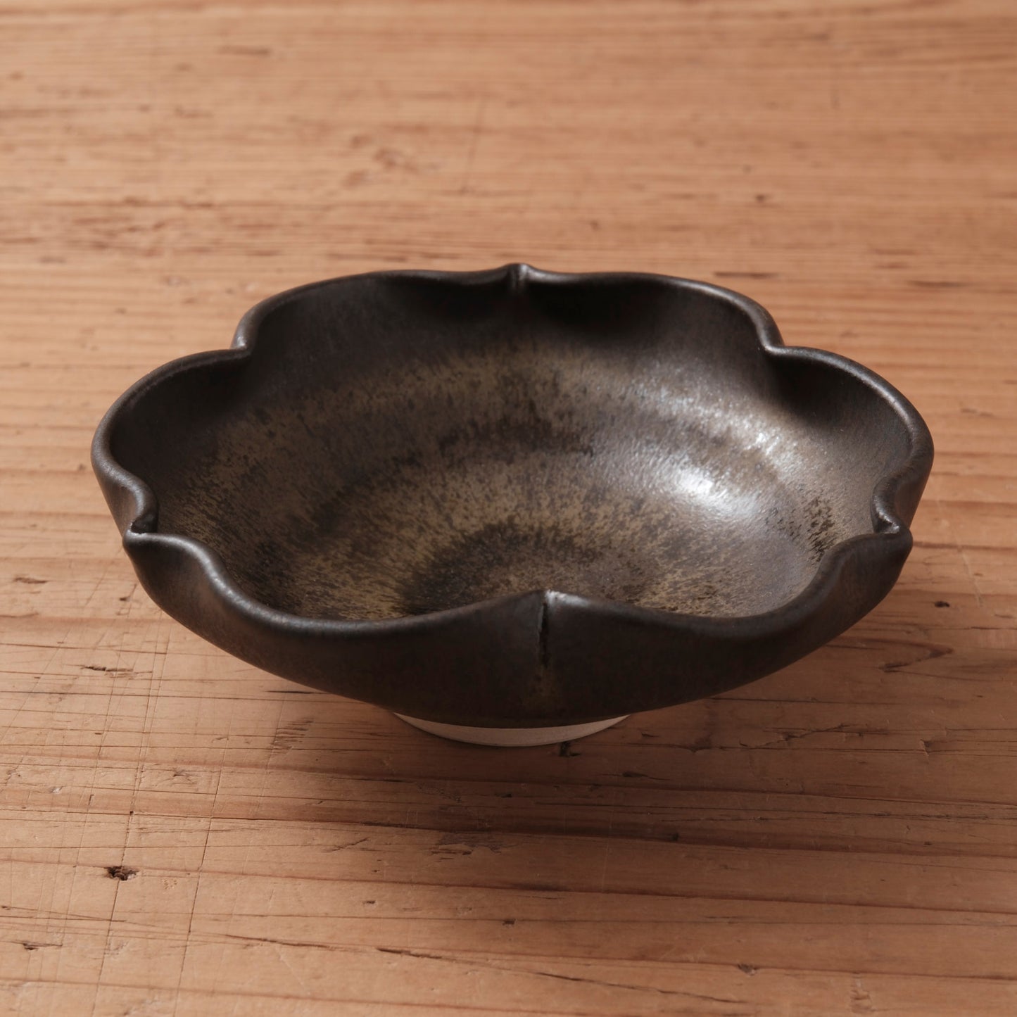 [ 北側 雄一 ] 小付（稜花3弁） 窯変黒釉