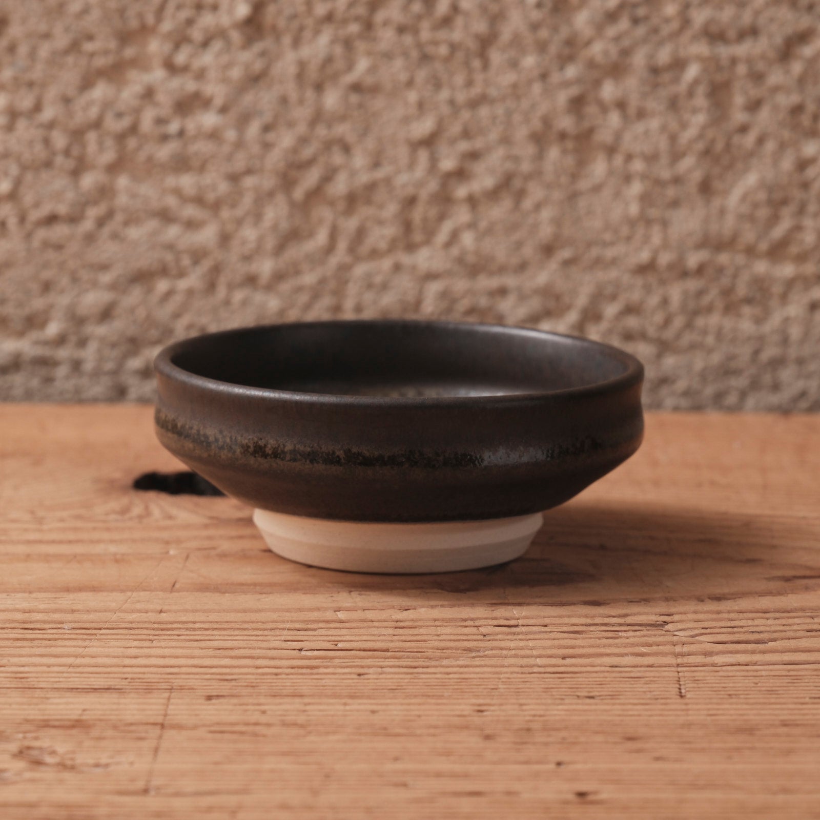 北側 雄一 ] 窯変黒釉 切立豆皿 – 菜じみ(なじみ) 日本の陶器や磁器