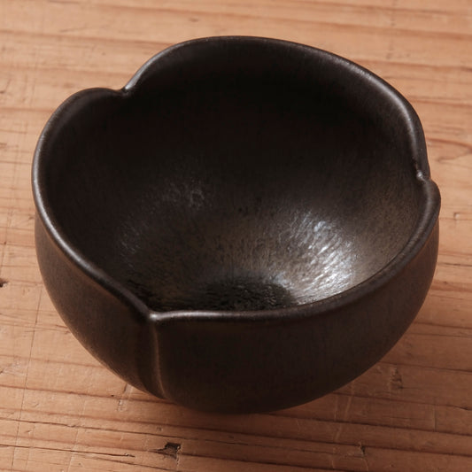 [ 北側 雄一 ] ぐい呑み（蕾） 窯変黒釉 -02