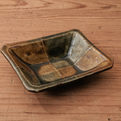 [ 田尾 明子 ] 色釉角小鉢 飴‐織部 幅約11cm