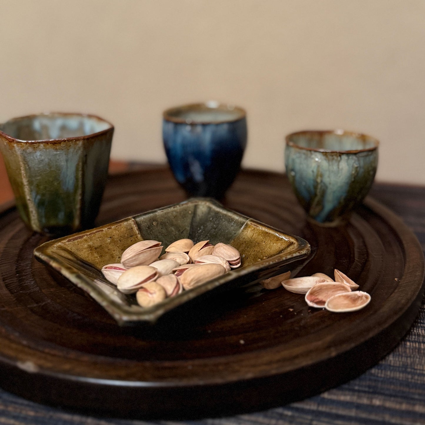 [ 田尾 明子 ] 色釉角小鉢 飴‐織部 幅約11cm