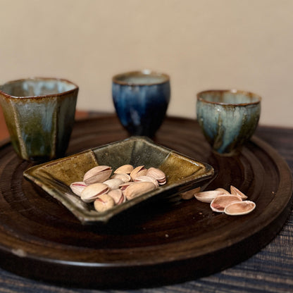 [ 田尾 明子 ] 色釉角小鉢 飴‐織部 幅約11cm