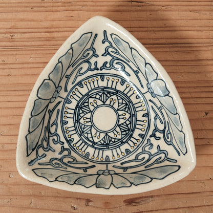 [ 加藤 喜道 ] 絵付け △小鉢 幅約12.8cm  赤絵・金彩 B