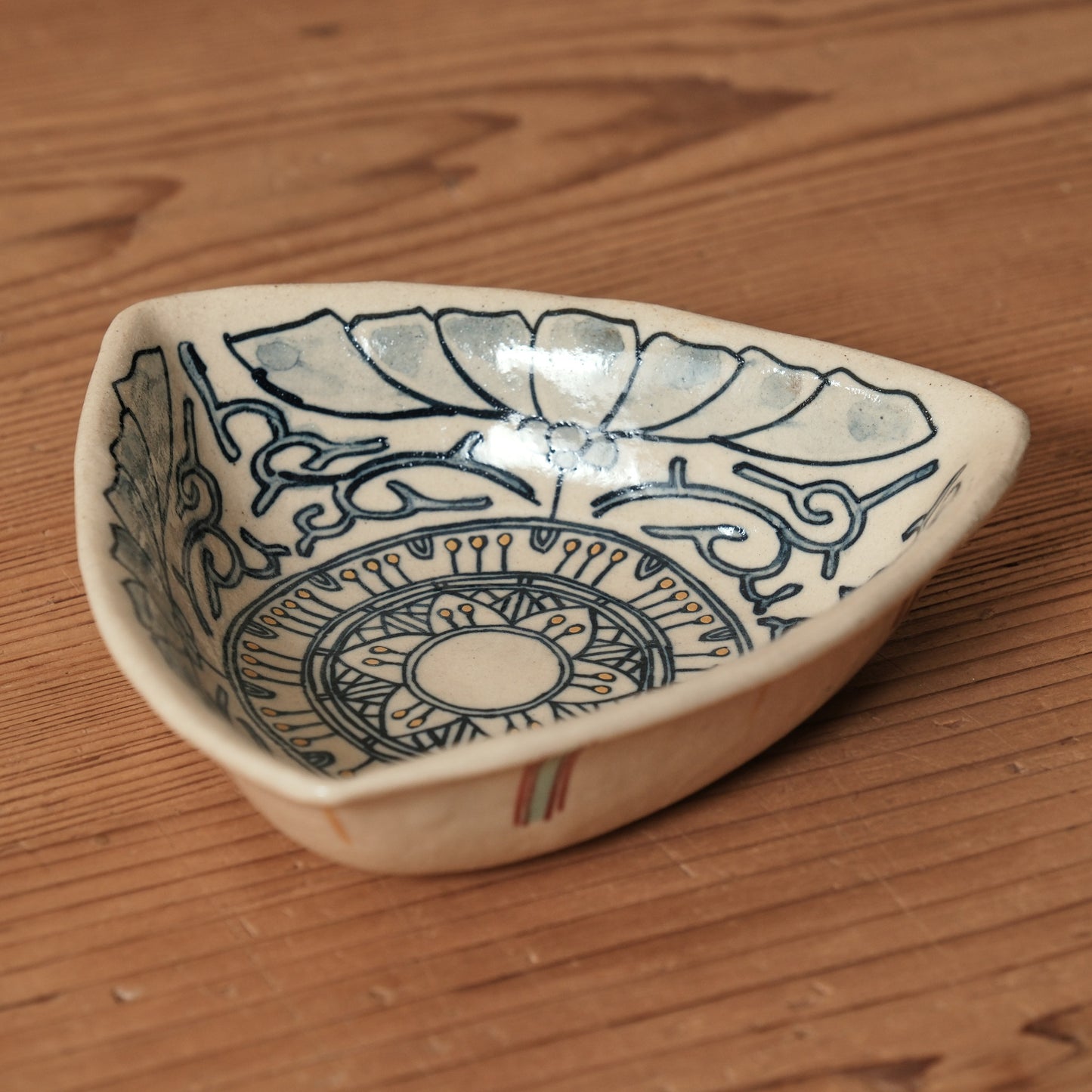 [ 加藤 喜道 ] 絵付け △小鉢 幅約12.8cm  赤絵・金彩 B