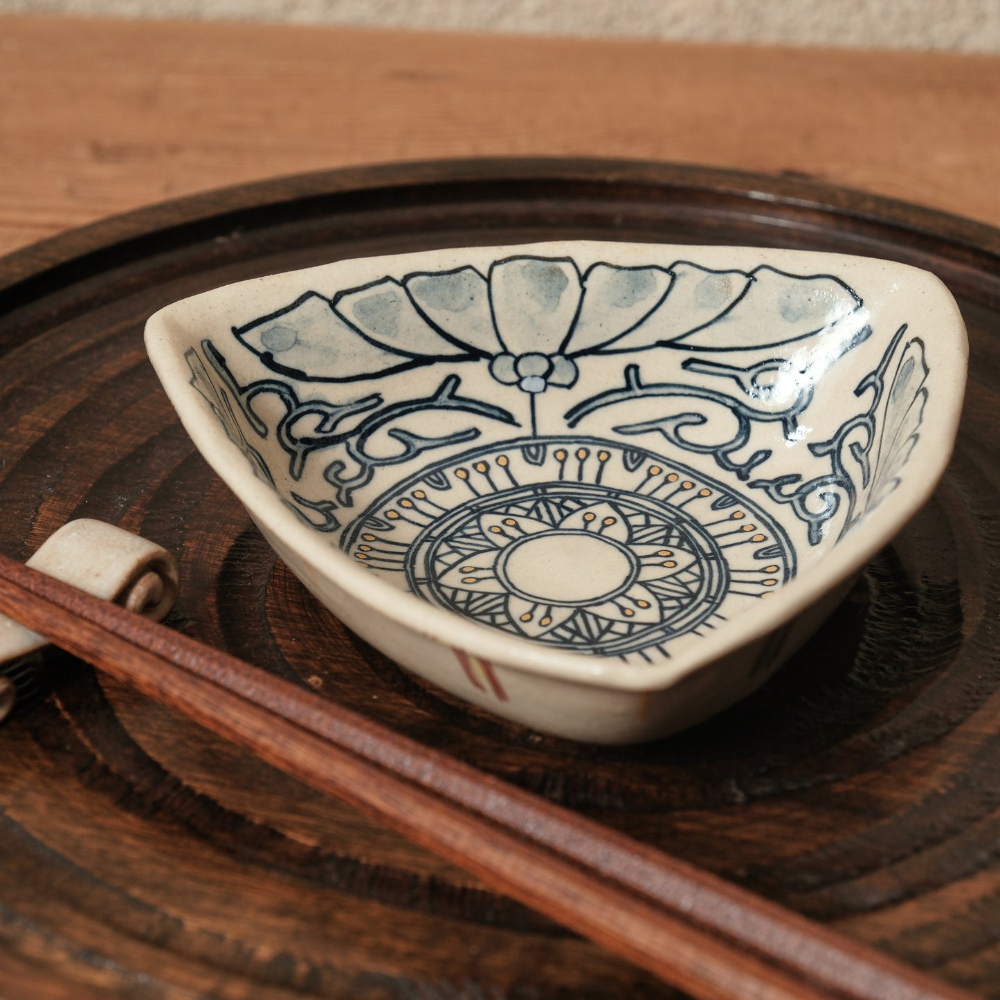 [ 加藤 喜道 ] 絵付け △小鉢 幅約12.8cm  赤絵・金彩 B