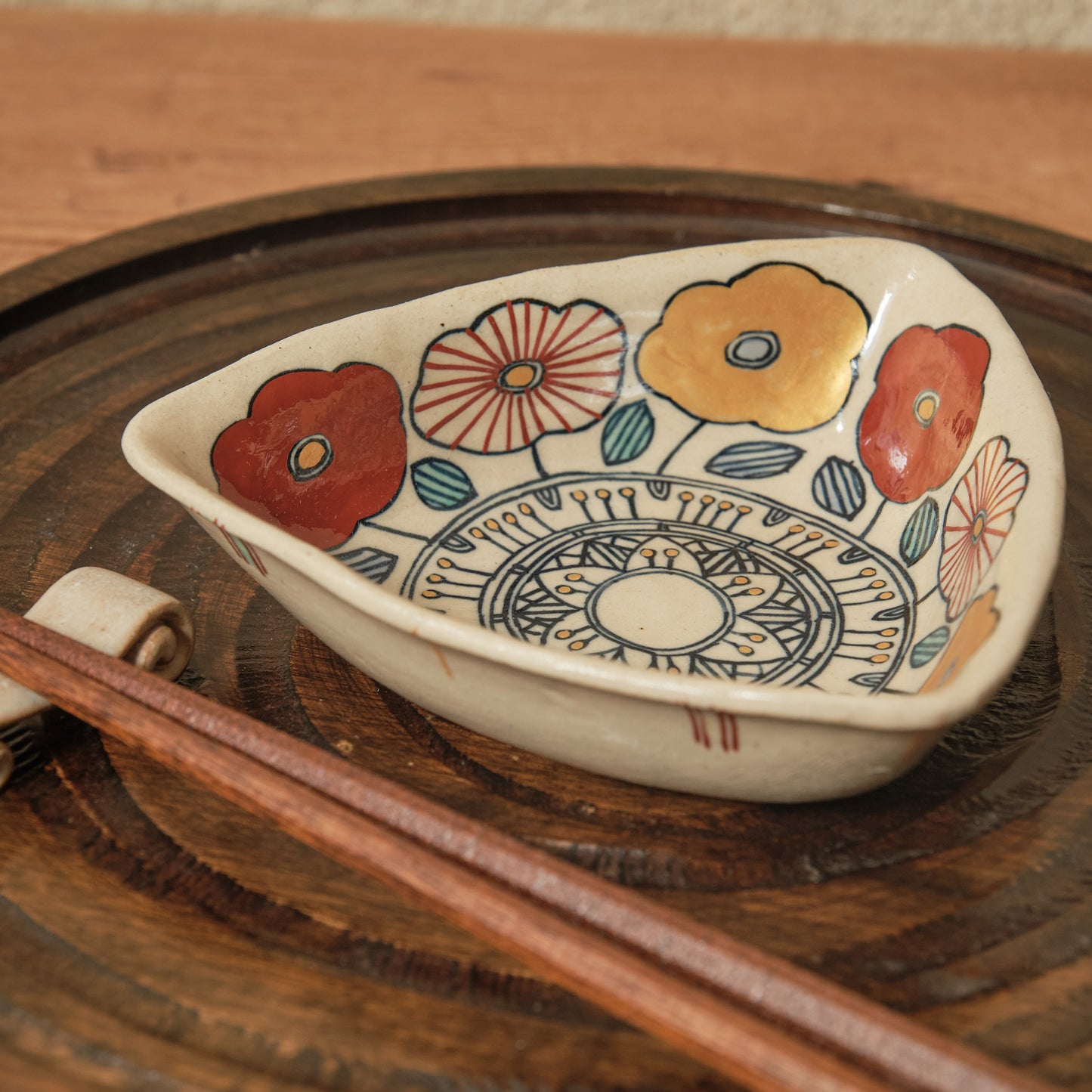 [ 加藤 喜道 ] 絵付け △小鉢 幅約12.8cm  赤絵・金彩 C