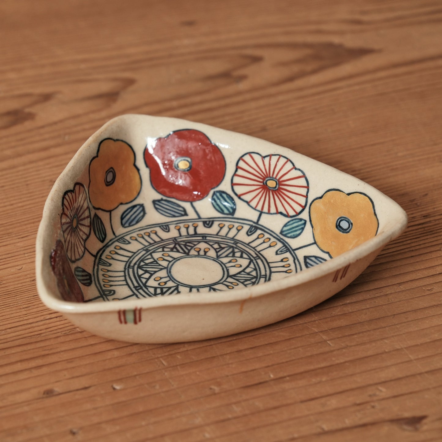 [ 加藤 喜道 ] 絵付け △小鉢 幅約12.8cm  赤絵・金彩 C