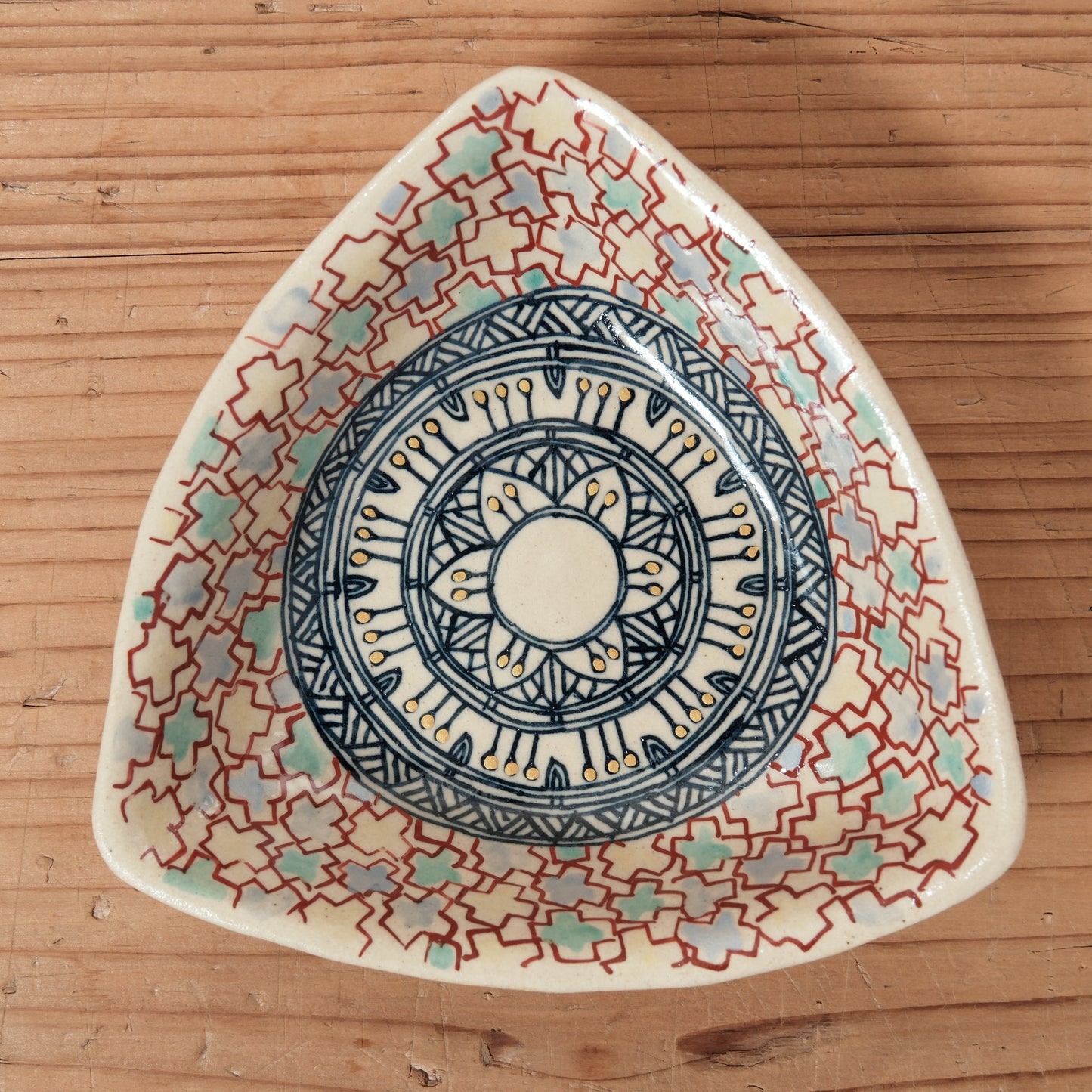 [ 加藤 喜道 ] 絵付け △小鉢 幅約12.8cm  赤絵・金彩 E