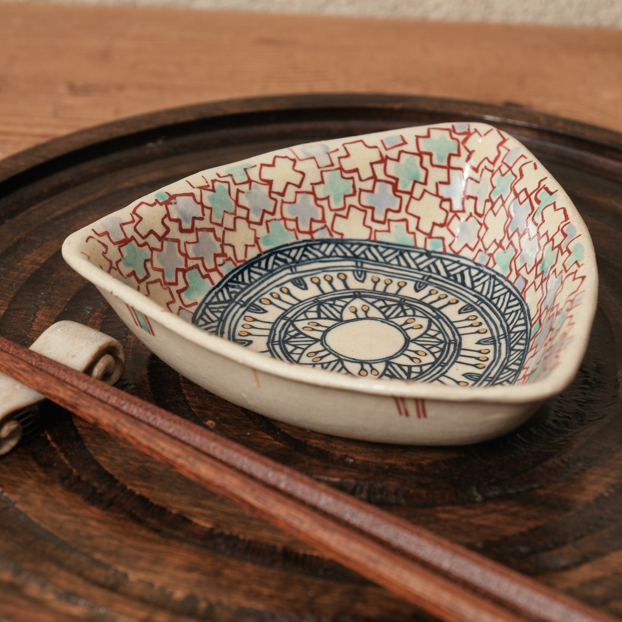加藤 喜道 ] 絵付け △小鉢 幅約12.8cm 赤絵・金彩 E – 菜じみ(なじみ
