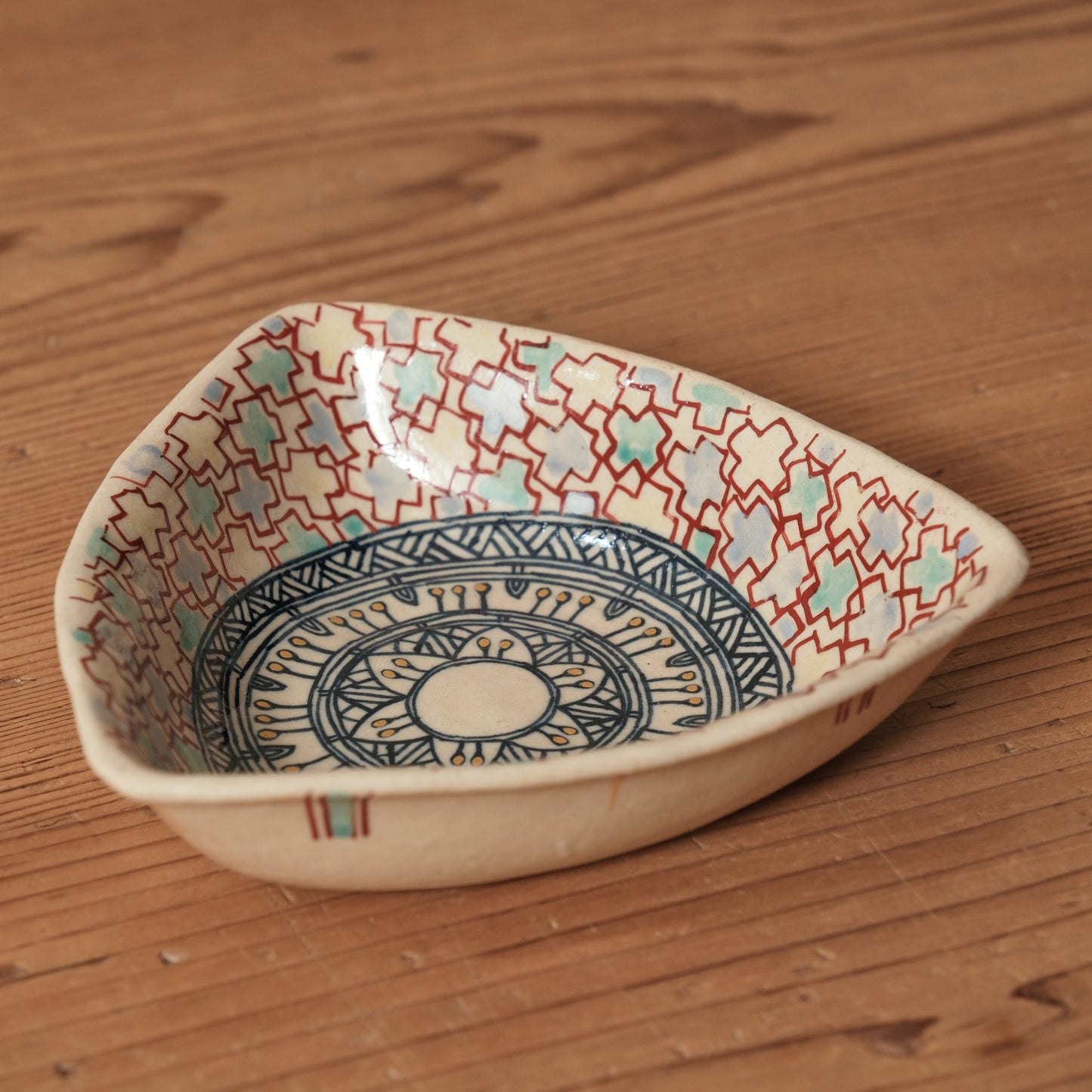 [ 加藤 喜道 ] 絵付け △小鉢 幅約12.8cm  赤絵・金彩 E