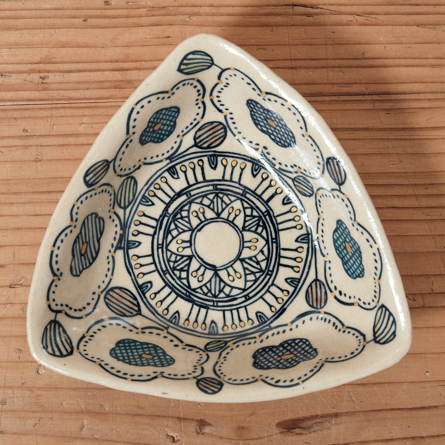 [ 加藤 喜道 ] 絵付け △小鉢 幅約12.8cm  赤絵・金彩 F