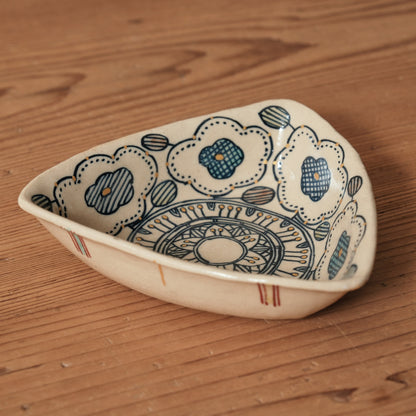 [ 加藤 喜道 ] 絵付け △小鉢 幅約12.8cm  赤絵・金彩 F