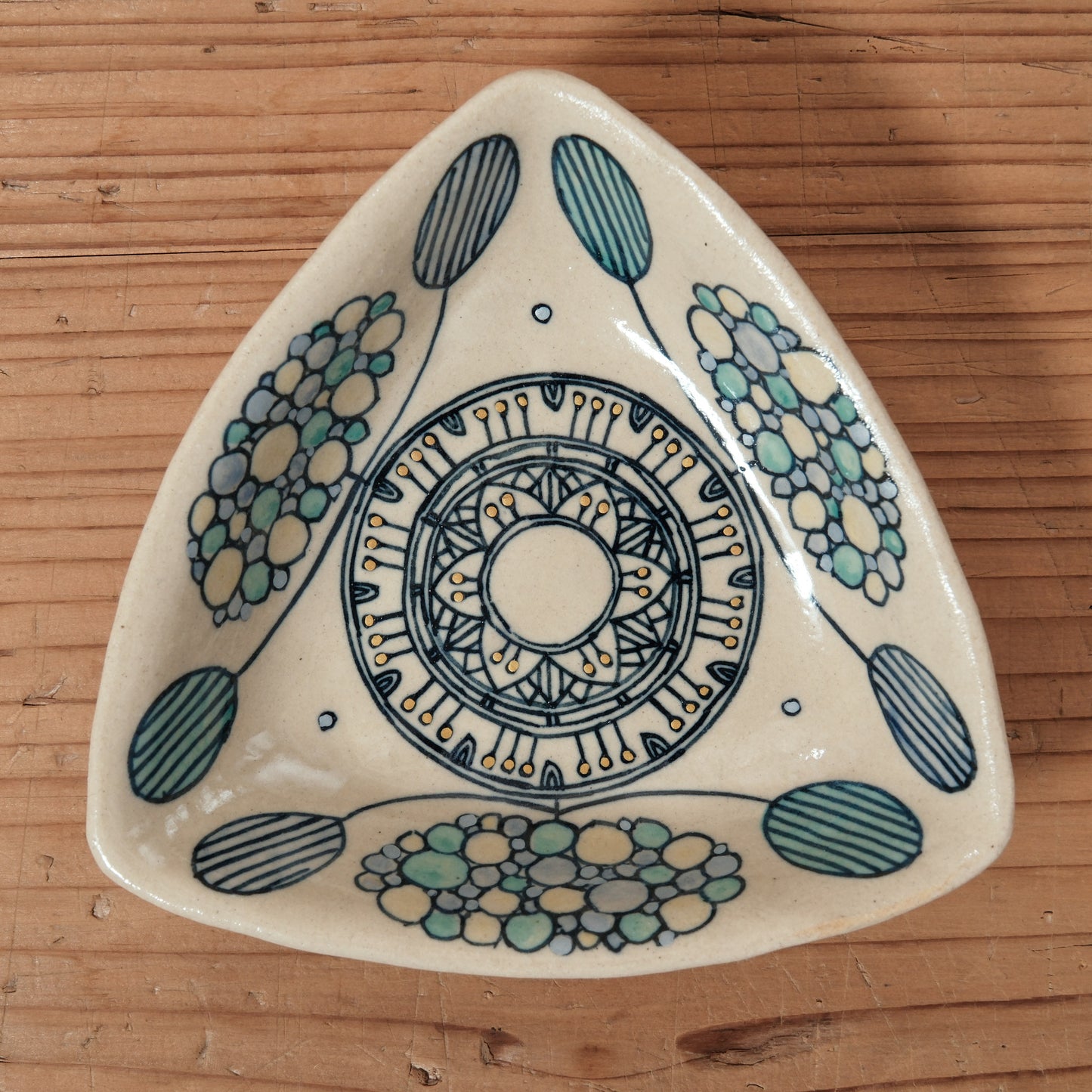 [ 加藤 喜道 ] 絵付け △小鉢 幅約12.8cm  赤絵・金彩 G