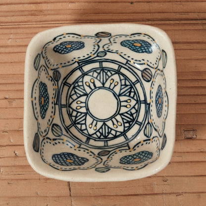 [ 加藤 喜道 ] 絵付け □小鉢 幅約8cm 赤絵・金彩 A