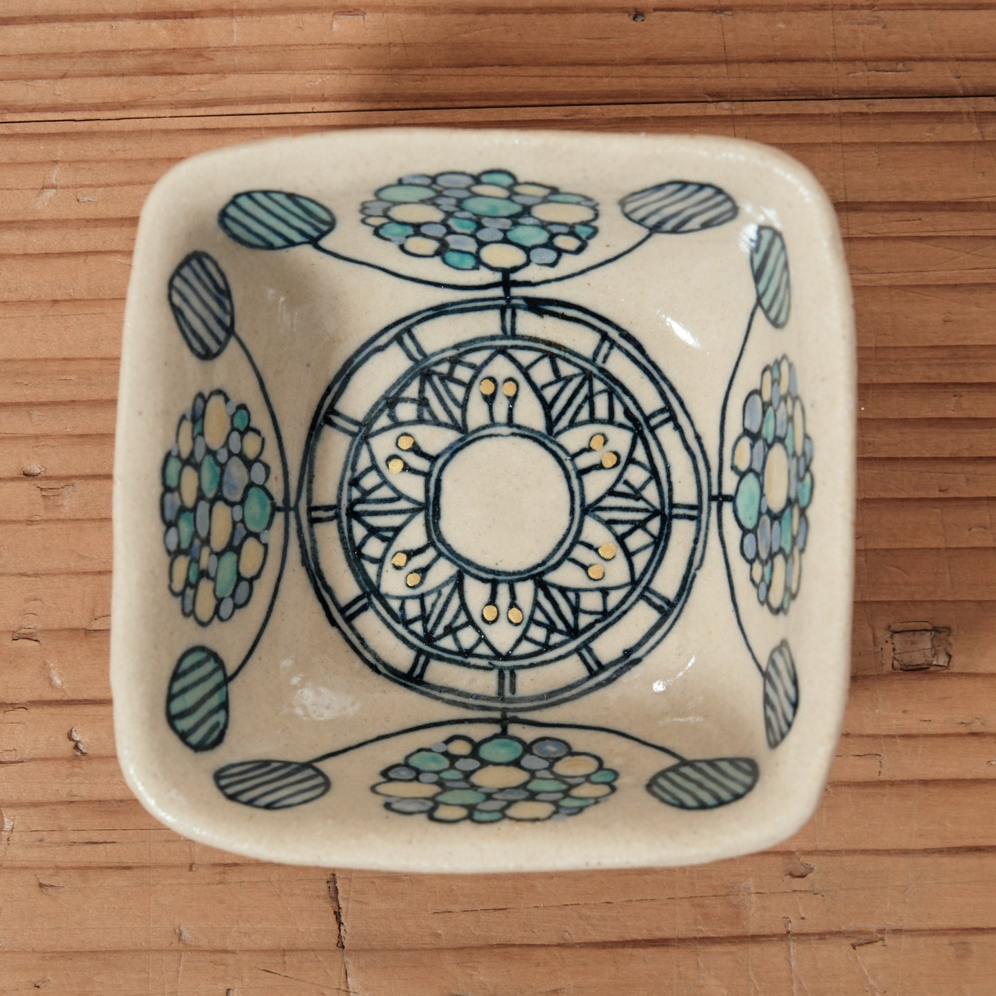 [ 加藤 喜道 ] 絵付け □小鉢 幅約8cm 赤絵・金彩 B
