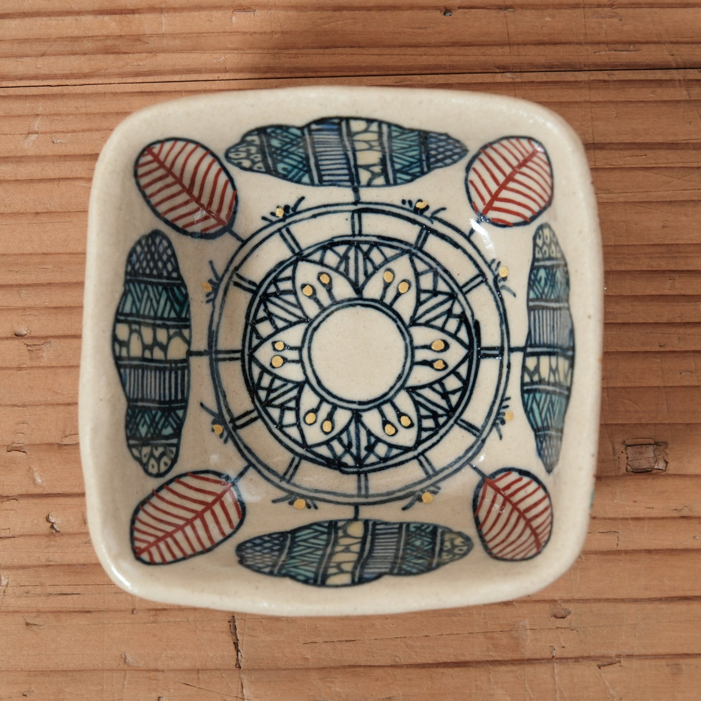 [ 加藤 喜道 ] 絵付け □小鉢 幅約8cm 赤絵・金彩 D