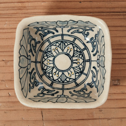 [ 加藤 喜道 ] 絵付け □小鉢 幅約8cm 赤絵・金彩 E