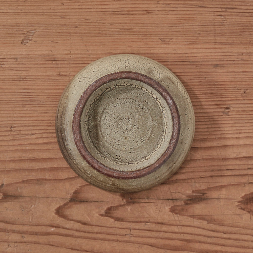 陶器 高台皿 茶色と灰色の釉薬 てしま島苑 ] 高台皿（小） ひまわり釉 – 菜じみ-najimi- 日本の陶器や