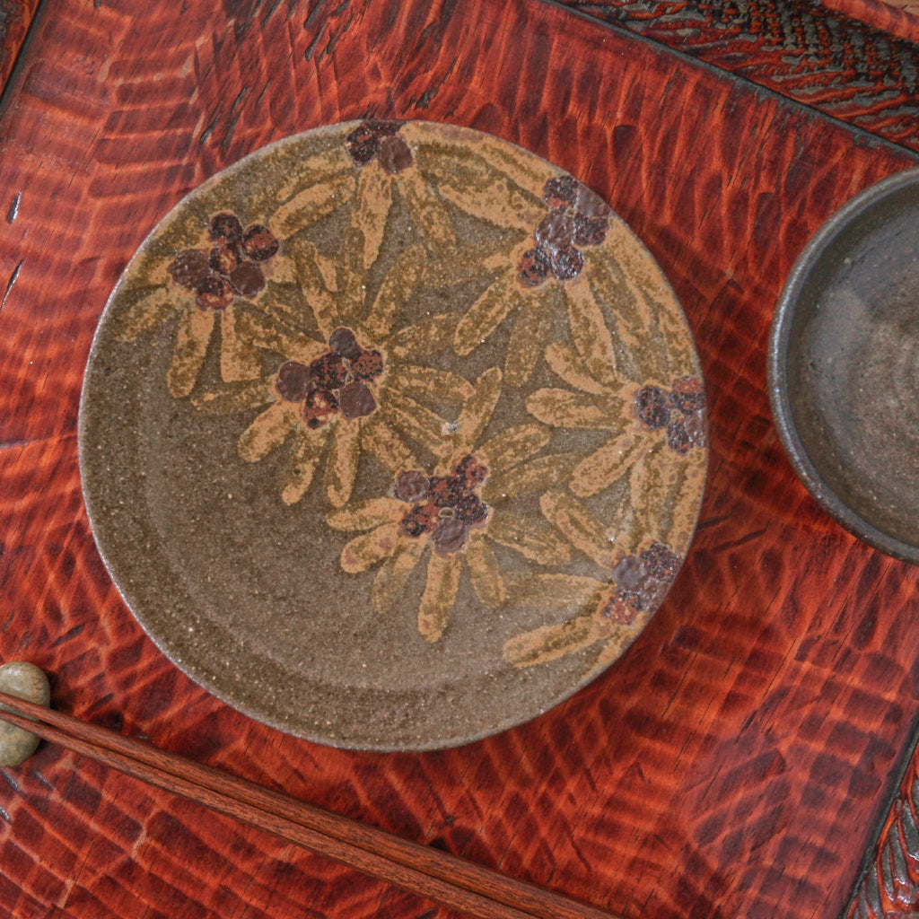 [ てしま島苑 ] 絵皿「やまもも」 中 香川本鷹唐辛子釉