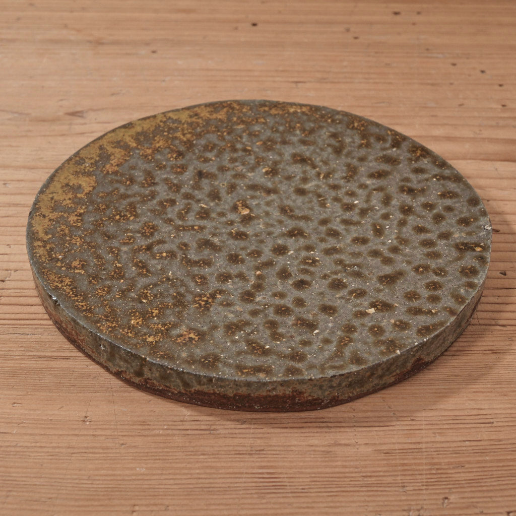 [ てしま島苑 ] 原土プレート丸-中 空豆釉