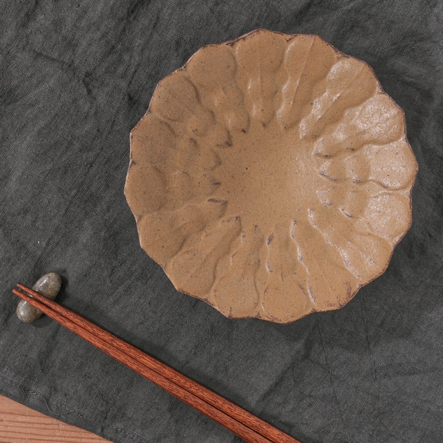 [ てしま島苑 ] 型打皿-小 空豆釉-2