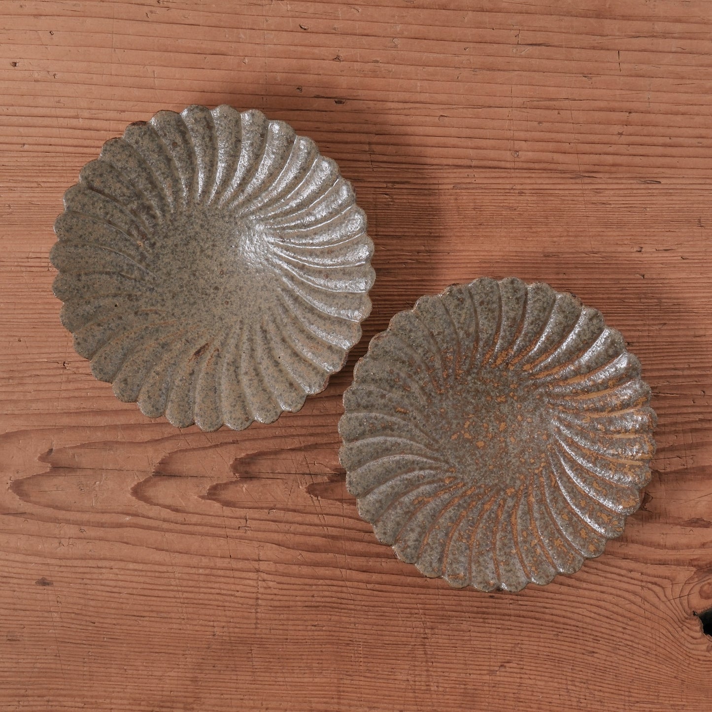 [ てしま島苑 ] 型打皿-小 本鷹唐辛子釉-2