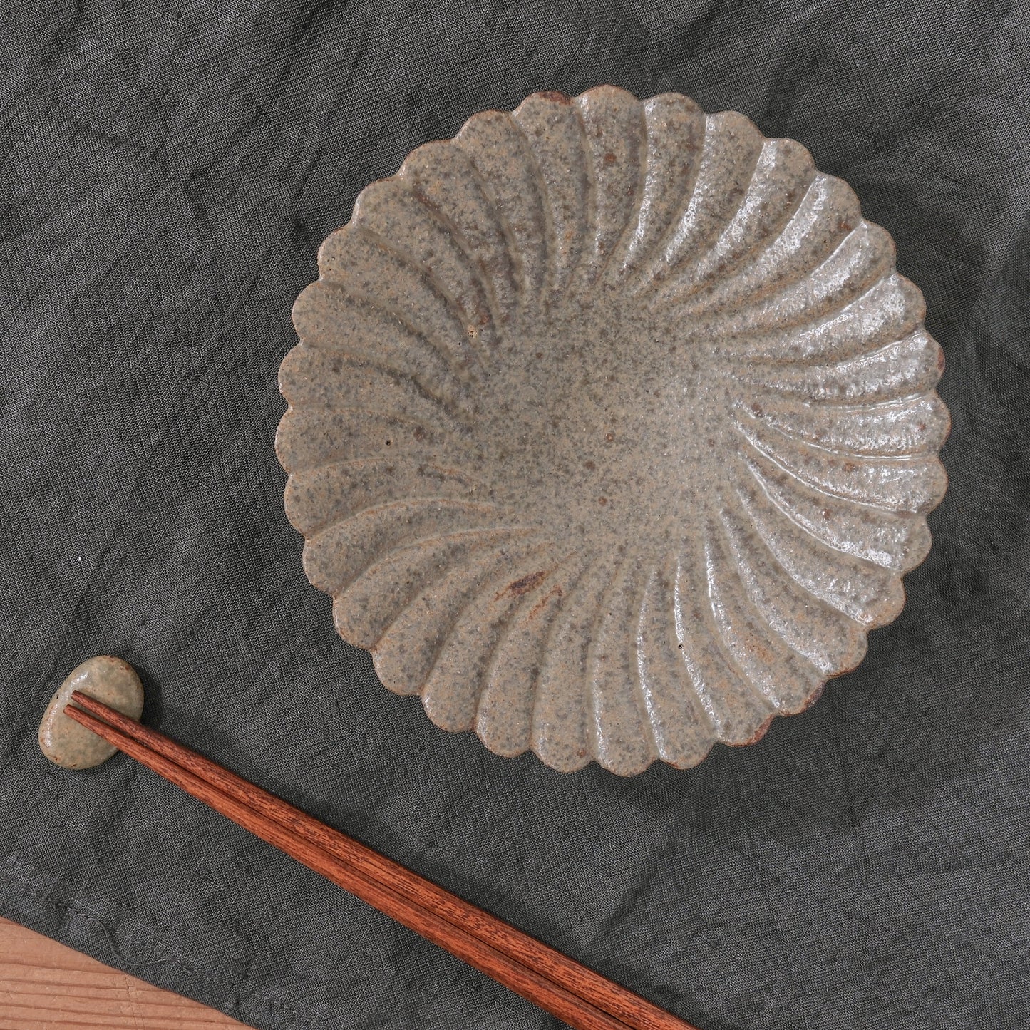 [ てしま島苑 ] 型打皿-小 本鷹唐辛子釉-1