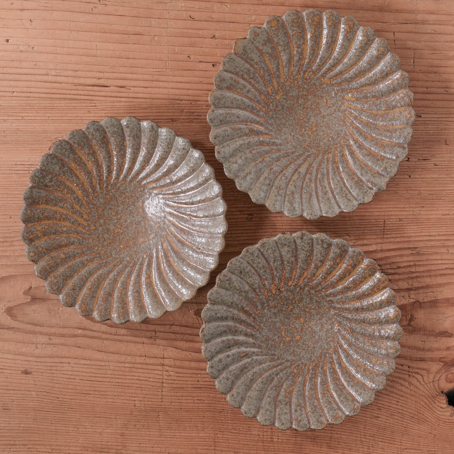 [ てしま島苑 ] 型打皿-小 本鷹唐辛子釉-2