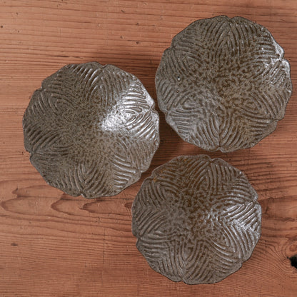 [ てしま島苑 ] 型打皿-小 背高泡立草-2