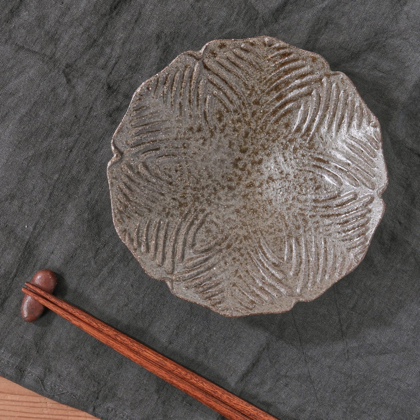 [ てしま島苑 ] 型打皿-小 背高泡立草-2