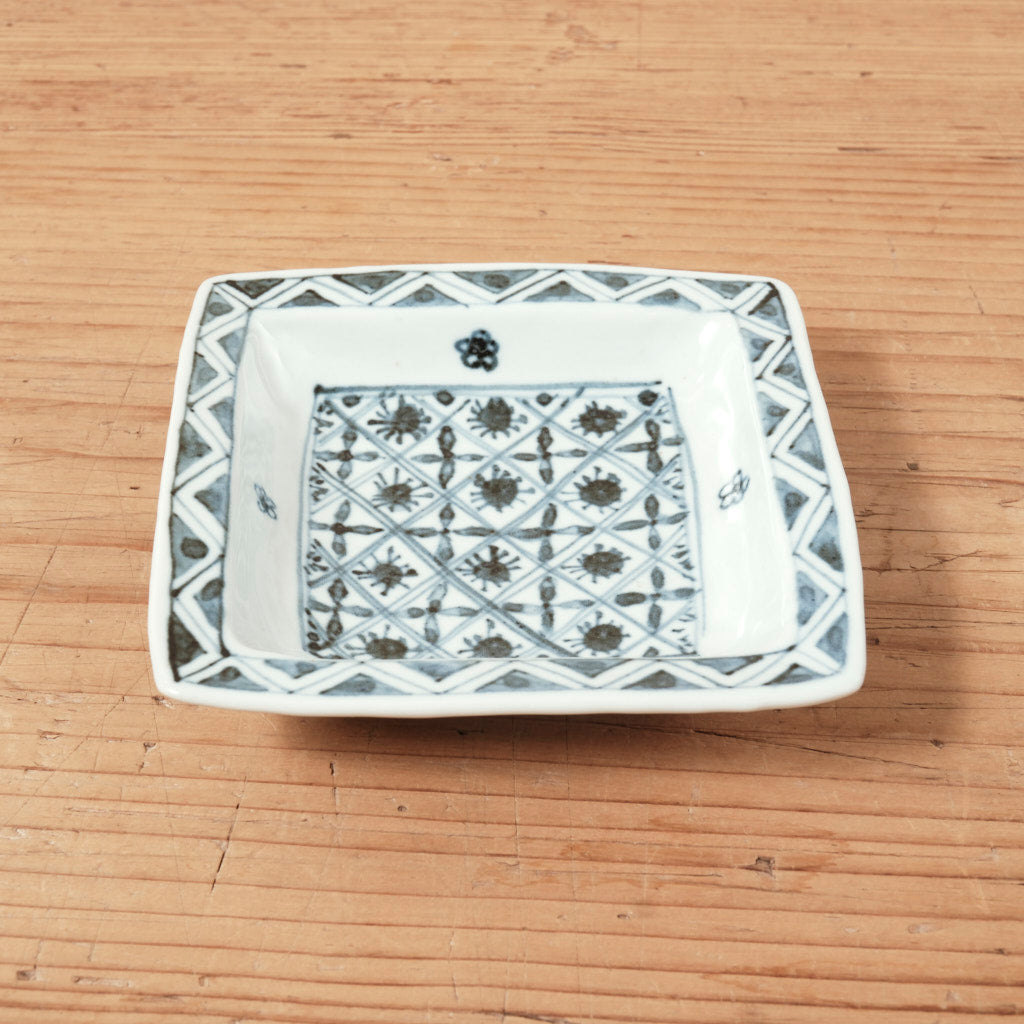 [ 柳川 謙治 ] 染付 華散し 四方皿