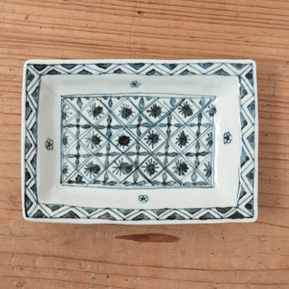 [ 柳川 謙治 ] 染付 華散し 長四方皿-1