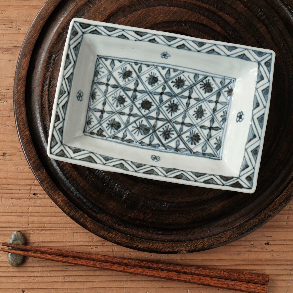 [ 柳川 謙治 ] 染付 華散し 長四方皿-1