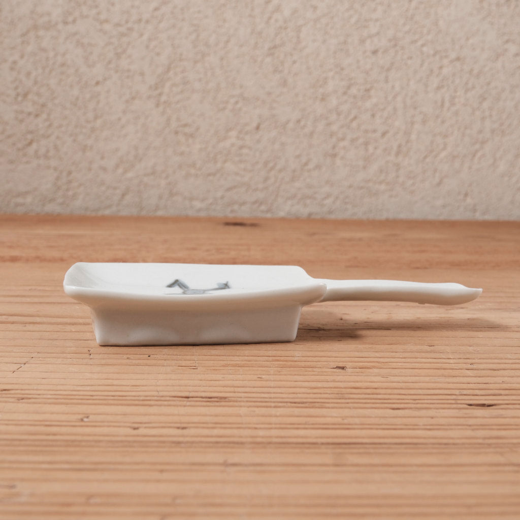 [ 柳川 謙治 ] 染付 羽子板形唐子 豆皿-02